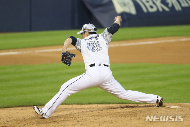 [서울=뉴시스] 고승민 기자 = 17일 서울 잠실야구장에서 열린 2021 KBO 리그 삼성 라이온즈 대 두산 베어스 경기, 삼성 공격 5회초 두산 선발투수 최원준이 역투하고 있다. 2021.06.17. kkssmm99@newsis.com