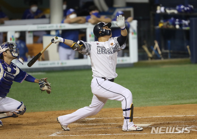 [서울=뉴시스] 고승민 기자 = 17일 서울 잠실야구장에서 열린 2021 KBO 리그 삼성 라이온즈 대 두산 베어스 경기, 두산 공격 5회말 2사 1루 상황 5번타자 양석환이 1루타를 치고 있다. 2021.06.17. kkssmm99@newsis.com