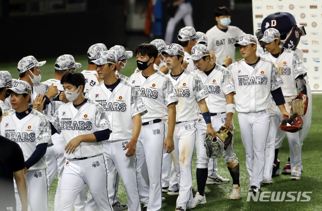 [서울=뉴시스] 고승민 기자 = 17일 서울 잠실야구장에서 열린 2021 KBO 리그 삼성 라이온즈 대 두산 베어스 경기, 6대2로 삼성을 물리친 두산 선수들이 자축하고 있다. 2021.06.17. kkssmm99@newsis.com