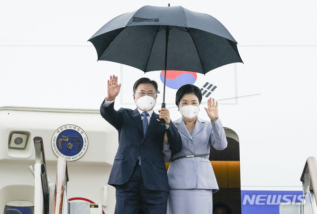 [성남=뉴시스]박영태 기자 = 영국 G7 정상회의와 오스트리아, 스페인 국빈 방문을 마친 문재인 대통령과 김정숙 여사가 18일 경기도 성남시 서울공항에 도착, 전용기에서 내리며 손을 흔들고 있다. 2021.06.18. since1999@newsis.com