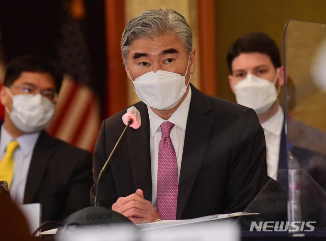 [서울=뉴시스]사진공동취재단 = 북핵문제를 담당하는 미국의 성 김 대북특별대표가 21일 서울 소공동 롯데호텔에서 한국의 노규덕 외교부 한반도평화교섭본부장, 일본의 후나코시 다케히로 외무성 아시아대양주국장과 만나 한미일 북핵수석대표 협의를 하고 있다. 2021.06.21. photo@newsis.com