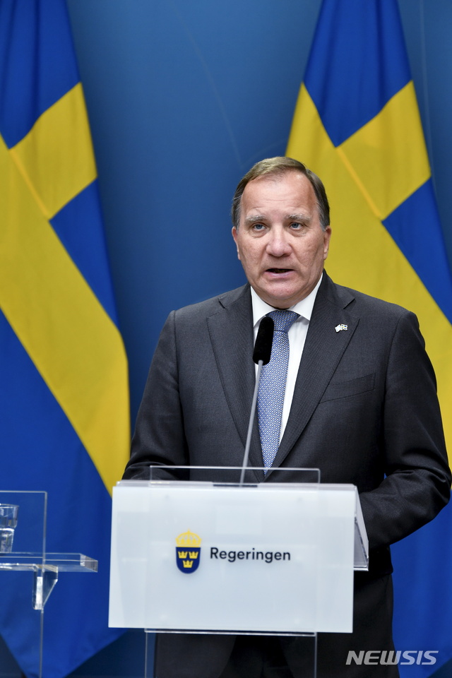 [스톡홀름=AP/뉴시스] 스테판 뢰벤 스웨덴 총리가 21일 의회 불신임안 통과후 기자회견을 하고 있다