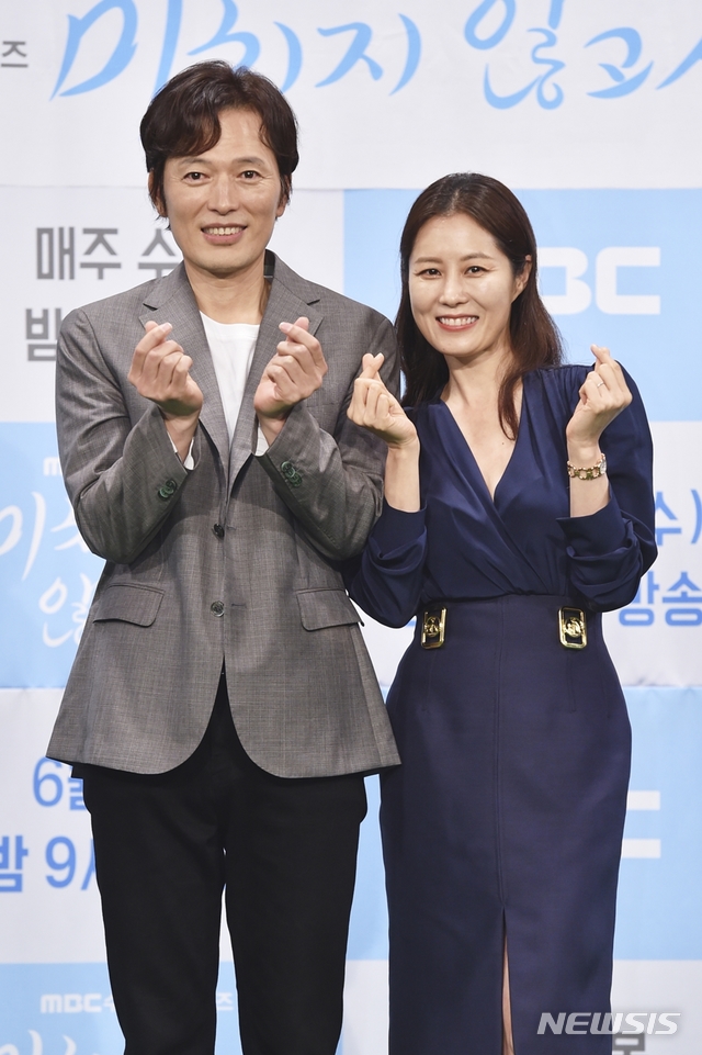 [서울=뉴시스]MBC 새 수목드라마 '미치지 않고서야' 온라인 제작발표회 참석한 배우 정재영(왼쪽)과 문소리. (사진 = MBC 제공) 2021.06.23.photo@newsis.com