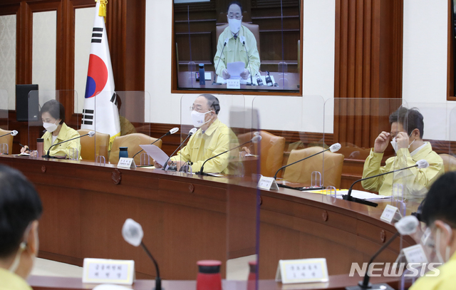 [서울=뉴시스]김명원 기자 = 홍남기 경제부총리 겸 기획재정부 장관이 24일 오전 서울 종로구 정부서울청사에서 열린 제39차 비상경제 중앙대책본부(중대본) 회의에 참석해 발언하고 있다. 2021.06.24. kmx1105@newsis.com