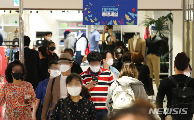 [서울=뉴시스] 권창회 기자 = 서울 시내 한 백화점에 대한민국 동행 세일을 알리는 현수막이 걸려있다. 2021.06.24. kch0523@newsis.com 이 사진은 기사 내용과 직접적 관련 없음