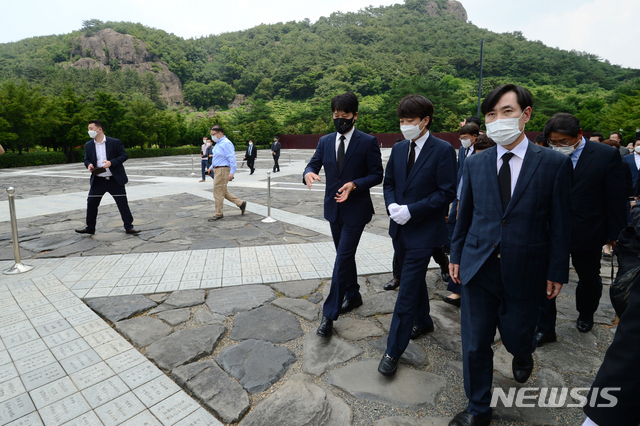 [김해=뉴시스]차용현 기자 = 25일 오후 경남 김해 봉하마을 찾은 이준석 대표를 비롯한 국민의 힘 지도부가 노무현 전 대통령 묘역에 참배한 후 권양숙 여사를 만나기 위해 이동하고 있다. 2021.06.25. con@newsis.com