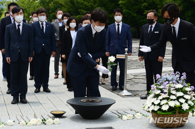 [김해=뉴시스]차용현 기자 = 25일 오후 경남 김해 봉하마을 찾은 이준석 대표를 비롯한 국민의 힘 지도부가 노무현 전 대통령 묘역에 참배하고 있다. 2021.06.25. con@newsis.com