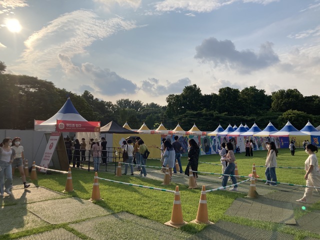 [서울=뉴시스] 26일 오후 서울 올림픽공원에서 열린 야외 음악 페스티벌 '뷰티풀 민트 라이프 2021'에 '푸드 존'에 들어가기 위한 관객들이 줄을 서 있다. 2021.06.26. photo@newsis.com