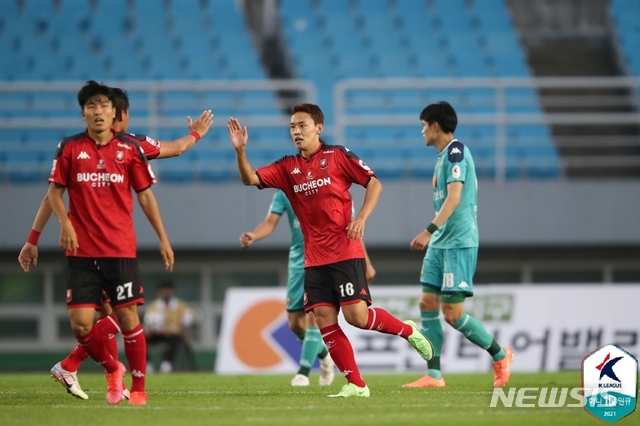 [서울=뉴시스] 부천FC 추정호가 만회골로추격의 불씨를 살렸다. (사진=프로축구연맹 제공)