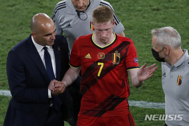 [세비야=AP/뉴시스] 벨기에 소속으로 유로2020 경기에서 뛰던 케빈 데 브라위너가 부상으로 교체 아웃되고 있다. 2021.06.27.