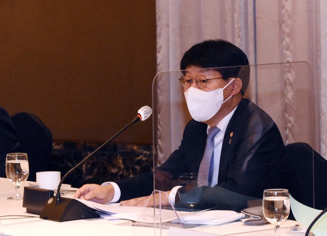 [서울=뉴시스]안경덕 고용노동부 장관이 28일 오전 서울 소공동 롯데호텔에서 열린 '고용노동부 장관 초청 30대 기업 CHO 간담회'에 참석해 발언하고 있다. (사진=경총 제공) 2021.06.28. photo@newsis.com *재판매 및 DB 금지