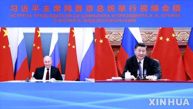[베이징=신화/뉴시스]시진핑(오른쪽) 중국 국가주석이 28일 베이징에서 블라디미르 푸틴 러시아 대통령과 화상 회담을 하고 있다. 시 주석은 화상 회담을 통해 양국이 맺은 '선린우호 협력조약' 연장에 합의했으며 "중국과 러시아의 협력은 새로운 유형의 국제 관계의 모범"이라고 말했다. 2021.06.29.