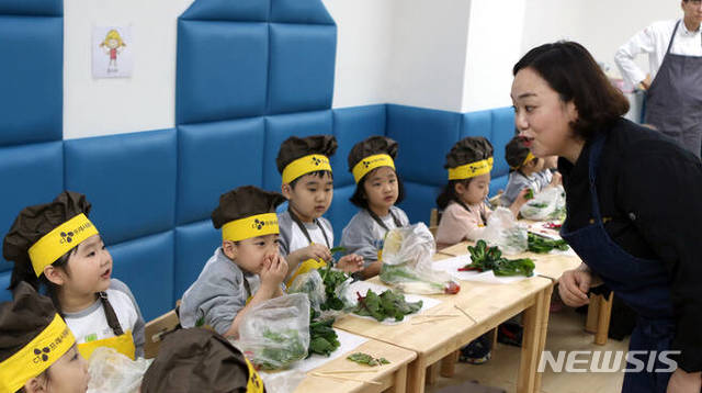 [서울=뉴시스] CJ프레시웨이가 올바른 식습관 형성을 위해 진행하고 있는 아이누리 채소학교 행사 모습.(사진=CJ프레시웨이 제공)
