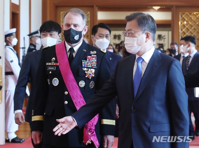 [서울=뉴시스]김진아 기자 = 문재인 대통령이 1일 청와대에서 열린 이임 한미 연합사령관 서훈식에서 로버트 에이브럼스 한미연합사령관 겸 주한미군사령관에게 보국훈장 통일장을 수여 후 환담장으로 이동하고 있다. 2021.07.01. bluesoda@newsis.com