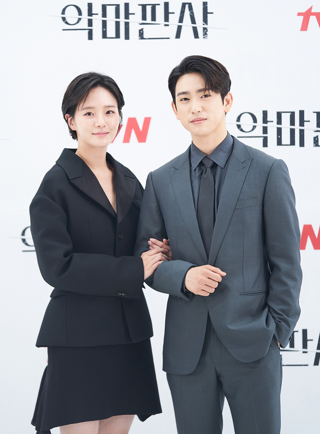 [서울=뉴시스]박진희 기자 = 배우 진영과 박규영이 1일 tvN 드라마 '악마판사' 온라인 제작발표회를 하고 있다. (사진=tvN 제공) 2021.07.01. photo@newsis.com *재판매 및 DB 금지