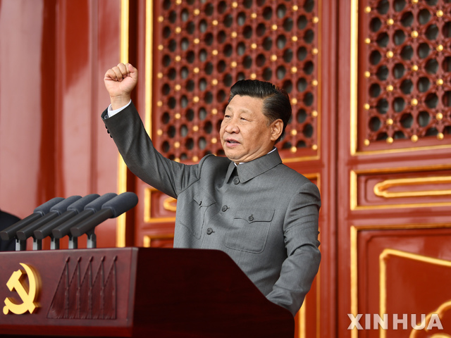 [베이징=신화/뉴시스]시진핑 중국 국가주석이 1일 베이징에서 열린 중국 공산당 창당 100주년 기념식에 참석해 연설하고 있다. 인민복 차림으로 등장한 시 주석은 "외부 세력이 괴롭히면 14억 명의 강철 만리장성에 부딪혀 피가 날 것"이라고 경고하면서 "중화민족이 당하는 시대는 끝났다"라고 선언했다. 2021.07.02. 