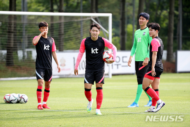 [파주=뉴시스]김병문 기자 = 이강인 등 선수들이 2일 오후 경기 파주시 축구 국가대표 트레이닝센터(NFC)에서 올림픽축구대표팀 소집 훈련하고 있다. 올림픽축구대표팀은 13일 아르헨티나, 16일 프랑스와 평가전을 치른 후 17일 일본 도쿄로 출국 예정이다. 2021.07.02. dadazon@newsis.com