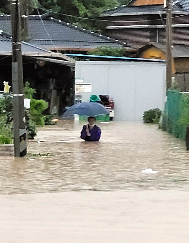 [진도=뉴시스] 박상수 기자 = 폭우가 내린 6일 오전 전남 진도군 진도읍 고작마을 안길이 성인들의 허리까지 잠겨 있다. (사진=독자 제공) 2021.07.06. photo@newsis.com *재판매 및 DB 금지