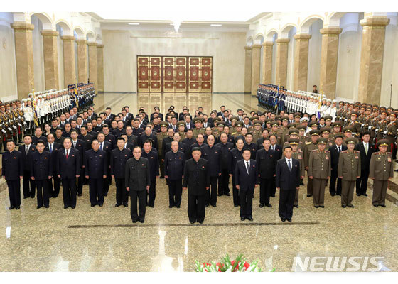 [서울=뉴시스] 8일 북한 조선노동당 기관지 노동신문이 보도한 김일성 27주기 참배 사진. 김정은 북한 당 총비서 겸 국무위원장과 당 고위간부들이 배열해 있다. (사진=노동신문 갈무리) 2021.07.08.