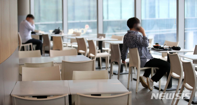 [서울=뉴시스] 김선웅 기자 = 서울 시내 식당에서 시민들이 식사를 하고 있다. 2021.07.09. mangusta@newsis.com