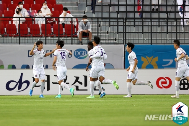 [서울=뉴시스] K리그2 FC안양이 김천상무를 대파하고 선두 탈환에 성공했다. (사진=프로축구연맹 제공)