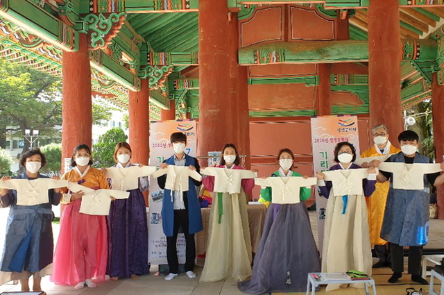 순창군이 문화재청과 함께 '생생문화재사업'의 일환으로 진행 중인 '7일의 왕비, 단경왕후를 기리다' 프로그램의 참여자들. *재판매 및 DB 금지