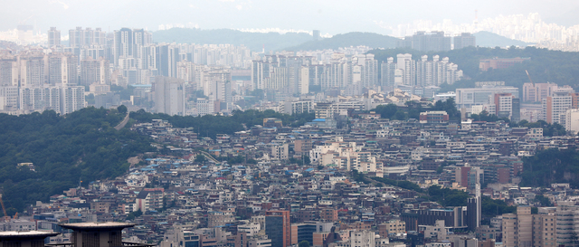 [서울=뉴시스] 조수정 기자 = 서울에서 빌라(다세대·연립주택) 거래량이 아파트 거래량을 6개월 연속 앞질렀다. 아파트값 상승세로 상대적으로 저렴한 빌라 수요가 늘어난 것으로 풀이된다. 13일 오전 서울 남산에서 바라본 빌라 밀집지역. 뒤로는 아파트들이 늘어서 있다. 2021.07.13. chocrystal@newsis.com