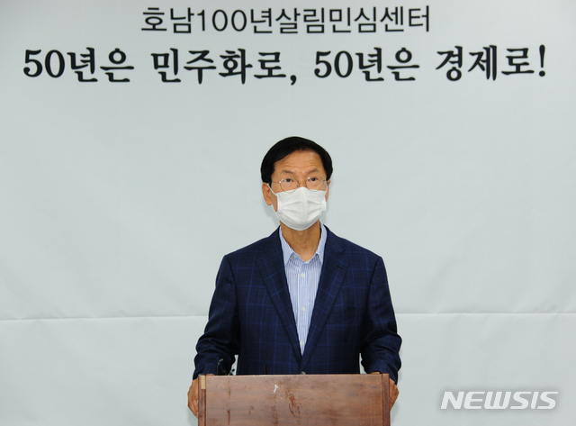 [광주=뉴시스]배상현기자= 천정배 전 의원은 15일 광주시의회에서 기자회견을 열고 "`호남100년살림민심센터(약칭 호남민심센터)'를 개설해 대선의 기회에 향후 50년 호남발전 초석을 쌓으려 한다"고 밝혔다. 2021.07.15 praxis@newsis.com