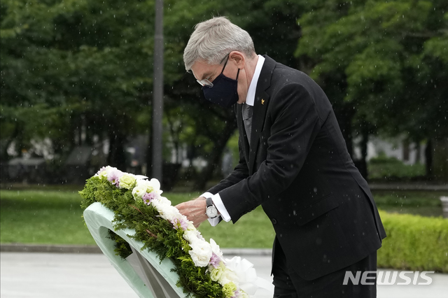 [도쿄=AP/뉴시스] 토마스 바흐 국제올림픽위원회(IOC) 위원장이 지난 7월 16일 일본 히로시마에 있는 히로시마 평화기념공원을 방문해 원폭 희생자 위령비에 헌화하고 있다. 2021.08.02.