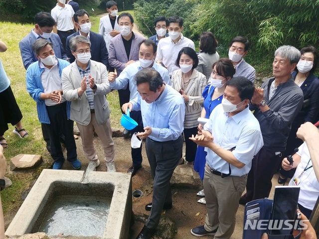 [광양=뉴시스] 배상현기자=더불어민주당 이낙연 전 대표가 18일 고 노무현 전 대통령 당선과 인연이 깊은 광양 옥룡사지 약수터를 방문해 물을 마시고 있다. 2021.07.18 (사진=이낙연 전 대표측 제공)  praxis@newsis.com 