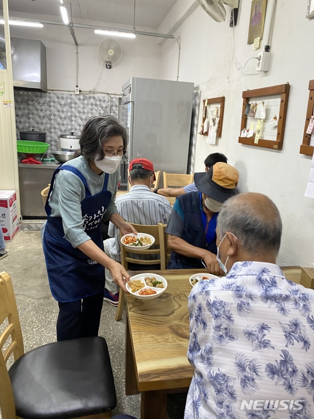 [광주=뉴시스] 배상현기자= 이낙연 전 민주당 대표 부인 김숙희 여사가 20일 광주 동구 대인시장에 있는 `1000원 밥상' 해뜨는 식당에서 봉사활동을 하고 있다. 2021.7.20 (사진=이낙연측 제공) praxis@newsis.com 