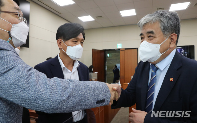 [서울=뉴시스] 전신 기자 = 한상혁 방송통신위원장이 20일 오후 서울 여의도 국회에서 열린 과학기술정보방송통신위원회 전체회의에서 '구글 갑질방지법'(전기통신사업법 개정안)이 통과된 후 더불어민주당 의원들과 인사하고 있다. (공동취재사진) 2021.07.20. photo@newsis.com