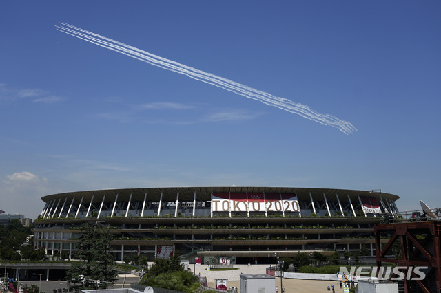 [도쿄=AP/뉴시스]일본 항공자위대 '블루임펄스'가 지난 21일 도쿄 국립경기장 위를 비행하고 있다. 국립경기장에서는 도쿄올림픽 경기가 치러진다. 2021.07.22.