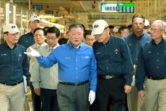 [서울=뉴시스] 현대자동차그룹은 정몽구 명예회장이 세계 자동차산업 최고 권위의 '자동차 명예의 전당(Automotive Hall of Fame)'에 한국인 최초로 헌액됐다고 23일 밝혔다. 사진은 2014년 8월 정몽구 명예회장이 현대차 앨라배마공장을 점검하는 모습. (사진=현대자동차그룹 제공) 2021.07.23. photo@newsis.com *재판매 및 DB 금지