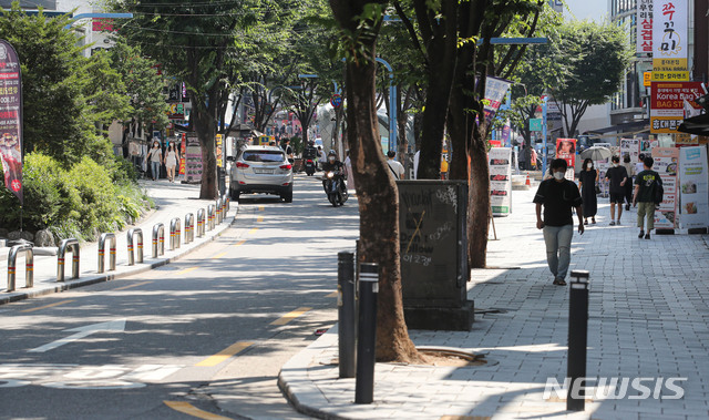 [서울=뉴시스] 권창회 기자 = 수도권 내 사회적 거리두기 4단계가 연장된 23일 오후 서울 마포구 홍익대학교 인근 거리가 한산한 모습을 보이고 있다. 2021.07.23. kch0523@newsis.com