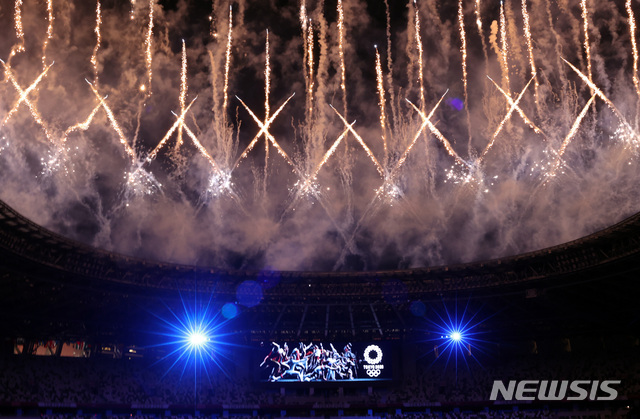 [도쿄(일본)=뉴시스] 최진석 기자 = 23일 오후 일본 도쿄 국립경기장에서 열린 2020 도쿄올림픽 개막식에서 화려한 불꽃이 하늘을 수놓고 있다. (공동취재사진) 2021.07.23. photo@newsis.com