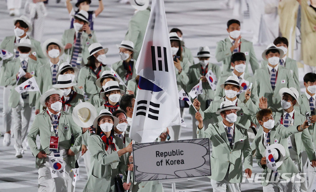 [도쿄(일본)=뉴시스] 최진석 기자 = 23일 오후 일본 도쿄 국립경기장에서 열린 2020 도쿄올림픽 개막식에서 대한민국 선수들이 입장하고 있다. (공동취재사진) 2021.07.23. photo@newsis.com