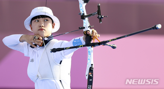 [도쿄(일본)=뉴시스] 최진석 기자 = 대한민국 양궁 대표팀 안산이 지난 24일 오후 일본 도쿄 유메노시마 양궁장에서 열린 2020 도쿄올림픽 양궁 남녀혼성단체전 결승에 참가해 경기를 하고 있다. 2021.07.24. myjs@newsis.com