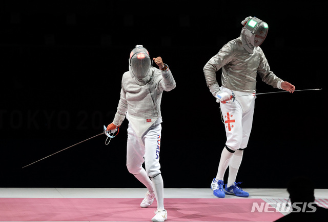 [지바(일본)=뉴시스] 이영환 기자 = 대한민국 김정환이 24일 오후 일본 지바 마쿠하리 메세 B홀에서 열린 도쿄올림픽 펜싱 남자 사브르 개인전 동메달 결정전, 산드로 바자제(조지아)와 경기를 펼치며 득점하자 환호하고 있다. 2021.07.24. 20hwan@newsis.com