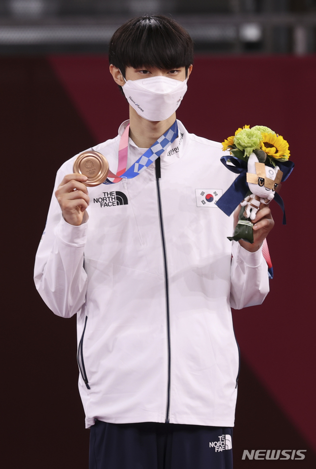 [지바(일본)=뉴시스] 최진석 기자 = 장준이 24일 지바 마쿠하리 메세 A홀에서 열린 도쿄올림픽 남자 태권도 -58㎏급에서 동메달을 차지한 뒤 동메달을 목에걸고 포즈를 취하고 있다. 2021.07.24. myjs@newsis.com