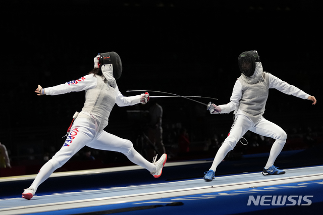 [지바=AP/뉴시스] 한국 펜싱 여자 플뢰레 간판 전희숙(왼쪽)이 도쿄올림픽에서 16강에 진출했다.