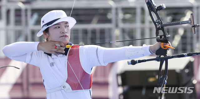 [도쿄(일본)=뉴시스] 최진석 기자 = 대한민국 양궁 대표팀 강채영이 25일 오후 일본 도쿄 유메노시마 양궁장에서 열린 2020 도쿄올림픽 양궁 여자단체전 준결승전에 출전해 활을 쏘고 있다. 2021.07.25. myjs@newsis.com