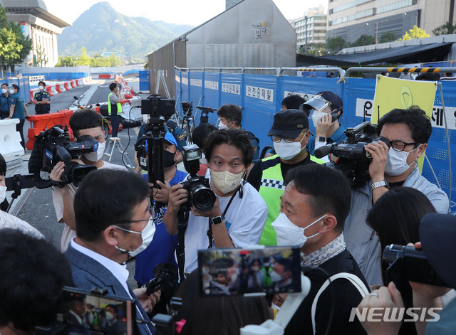 [서울=뉴시스] 권창회 기자 = 서울시가 광화문 광장 재구조화 공사를 위해 '세월호 기억공간' 철거를 통보한 26일 오전 서울 종로구 광화문 광장 세월호 기억광장 인근에서 서울시 김혁 총무과장(왼쪽)이 4.16연대 김선우 사무처장에게 자진 철거를 요구하고 있다. 2021.07.26. kch0523@newsis.com