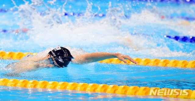 [도쿄(일본)=뉴시스] 최진석 기자 = 황선우가 26일 오전 도쿄 아쿠아틱센터에서 열린 2020 도쿄올림픽 수영 남자 200m 자유형 준결승 2조에서 역영하고 있다. 2021.07.26. myjs@newsis.com