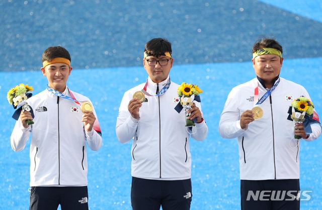 [도쿄(일본)=뉴시스] 이영환 기자 = 양궁 국가대표 김우진, 김제덕, 오진혁이 26일 오후(현지시간) 일본 도쿄 유메노시마 공원 양궁장에서 열린 도쿄올림픽 남자양궁 단체전 시상식에서 금메달을 목에 걸고 포즈를 취하고 있다. 2021.07.26. 20hwan@newsis.com