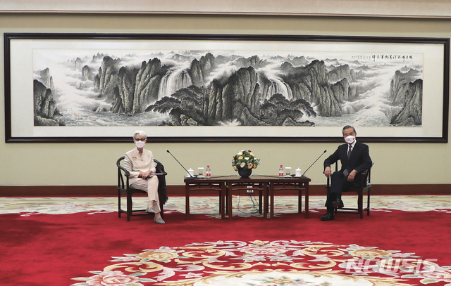 [톈진=AP/뉴시스]웬디 셔먼 미국 국무부 부장관(왼쪽)과 왕이 중국 외교부장이 중국 톈진에서 회담했다. 2021. 7. 26.