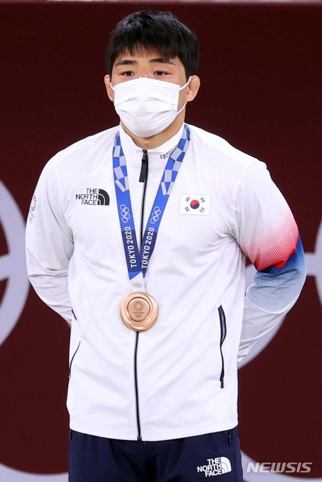 [도쿄(일본)=뉴시스] 최진석 기자 = 안창림이 26일 오후 도쿄 일본무도관에서 열린 2020 도쿄올림픽 유도 남자 73kg급 시상식에서 동메달을 목에 걸고 있다. 2021.07.26. myjs@newsis.com