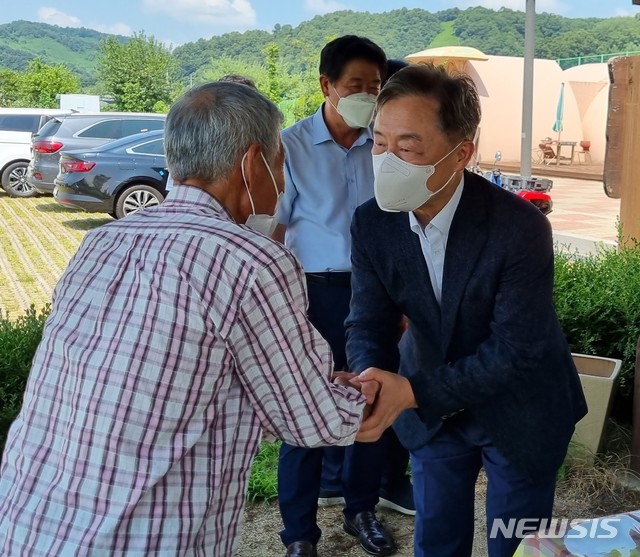 [연천=뉴시스] 송주현 기자 = 대선 예비후보 등록을 마친 최재형 전 감사원장이 27일 접경지역인 경기 연천군 중면 두루미그린빌리지를 방문해 실향민들과 인사를 나누고 있다. 2021.07.27 atia@newsis.com