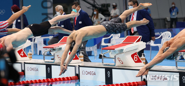 [도쿄(일본)=뉴시스] 최진석 기자 = 황선우가 27일 오전 도쿄 아쿠아틱스 센터에서 열린 2020 도쿄올림픽 수영 남자 200m 자유형 결승에 출전해 출발하고 있다. 2021.07.27. myjs@newsis.com