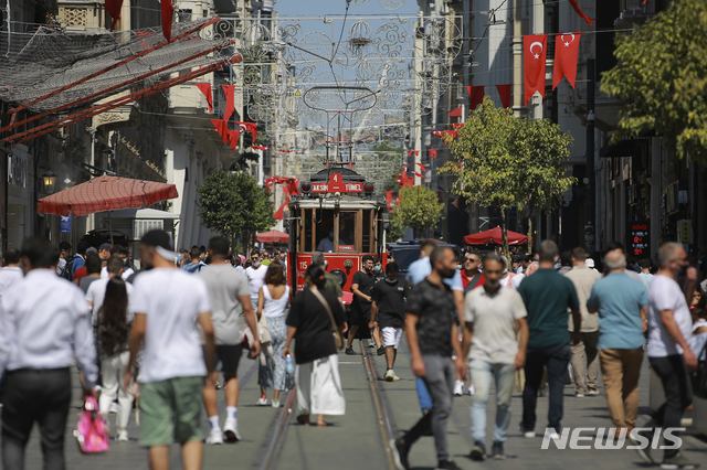 [이스탄불=AP/뉴시스] 27일(현지시간) 터키 이스탄불에서 시민들이 최대 쇼핑가인 이스티크랄 거리를 걷고 있다. 터키 보건부는 이날 기준 코로나19 신규 확진자 수가 1만6809명으로 집계됐다고 밝혔다. 현지 언론은 '쿠르반 바이람'(이드 알 아드하) 연휴 기간 휴가를 떠난 인파가 급증해 신규 확진자가 늘어난 것으로 보고 있다. 2021.07.28.